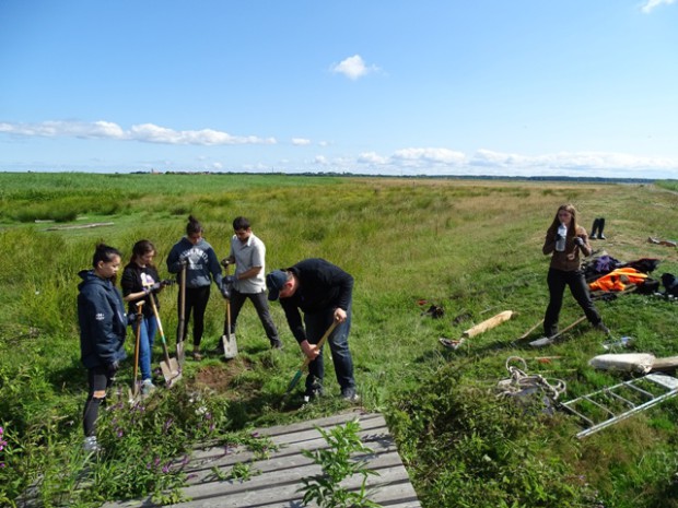 Reparatur der Überfahrhilfe (Foto:. Naturparkarchiv)