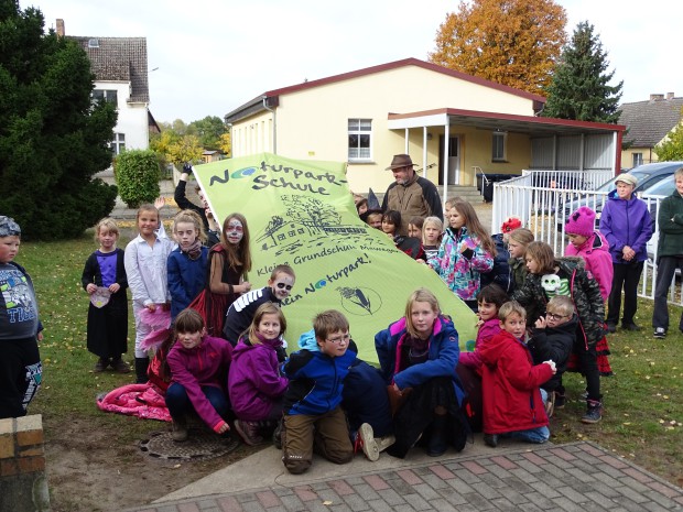 Die Mädchen und Jungen der Naturpark-Schule nehmen die neue Flagge in Besitz (Foto: Naturpark-Archiv)