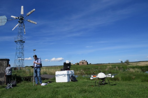 Vorbereitung des "Drohnen-Einsatzes" auf dem Riether Werder (Foto: Frank Joisten) 