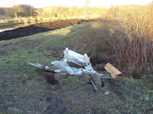 Zerstörte Fischotter-Informationstafel im Dezember 2018 (Foto: Naturpark-Archiv)