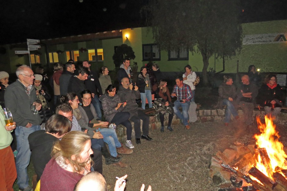 Die Teilnehmer lauschen gespannt am Lagerfeuer der Musikantengruppe  Musikanten Cantilena (Foto: Naturpark-Archiv)