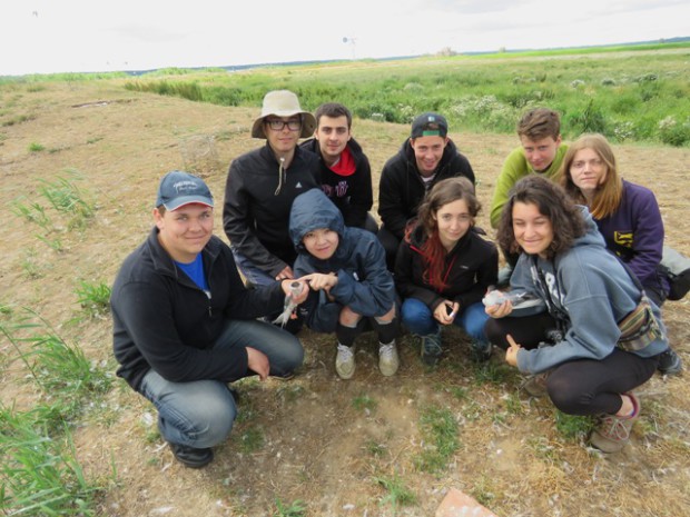 Teilnehmer des Workamps mit frisch beringten Flussseeschwalben (Foto: Frank Joisten)