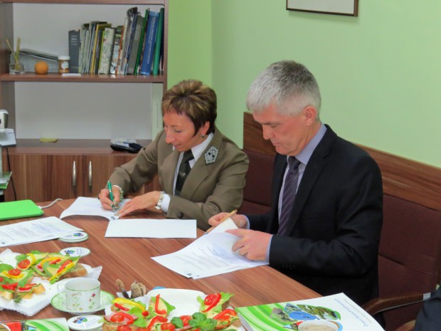 Dorota Janicka und Uwe Lenschow beim Unterzeichnen der Kooperationserklärung