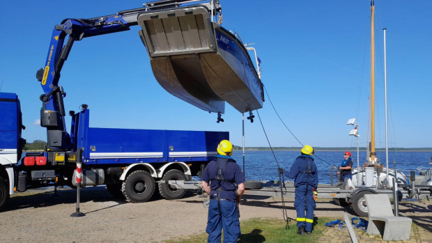 das THW-Boot fliegt durch den Riether Hafen