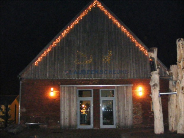 weihnachtlich geschmückte Blaubeerscheune Eggesin (Foto: Naturpark-Förderverein)