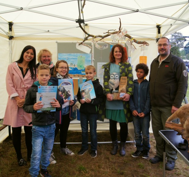 Stolze Preisträger! Die Schule EINS aus Berlin Pankow war beim diesjährigen Wettbewerb erfolgreich und freut sich über das Preisgeld und den Wanderpokal. (Foto: Andrea Brodersen)