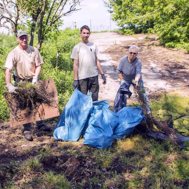 Ranger Dirk Krone und engagierte Naturschützer helfen mit einer Aufräumaktion dabei, den wertvollen Lebensraum "NSG Schönerlinder Teiche" zu erhalten. (Foto: Reinhard Musold)
