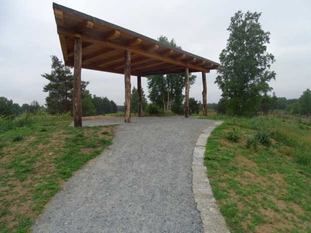 Von hier aus darf gut und gerne mal ein Blick riskiert werden, denn von der Aussichtsplattform eröffnet sich eine wunderbare Aussicht in die Heide und ins Wildtiergatter. (Foto: Schönwer-Heide-Verein e. V./Michaela Tiedt-Quandt)