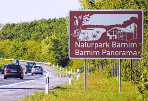 Deutlicher Hinweis: An der A 11 weist ein Schild auf den Naturpark Barnim und das Wandlitzer Barnim Panorama hin. (Foto: Sergej Scheibe/MOZ)