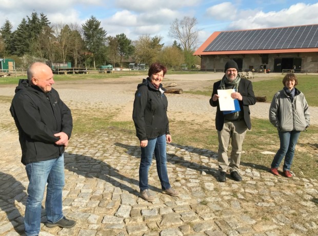 trahlende Gesichter bei der Fördermittelübergabe durch den Minster für Landwirtschaft, Umwelt und Klimaschutz Bbg. (Foto: Naturpark Barnim)