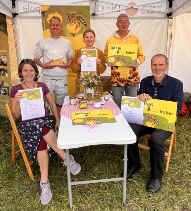 Stolze Gewinner des Naturpark-Honig-Wettbewerbs 2025 (Foto: Andrea Brodersen)