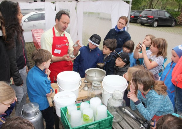 Schüler der 4. Klasse der Klecks-Grundschule in Berlin Pankow besuchten die Biesenthaler Biomolkerei der Hoffnungstaler Stiftung Lobetal. Das Besondere an diesem Tag war, dass die Schüler ihre erste eigene Butter herstellten und beim Verkosten aus dem Schwärmen nicht mehr heraus kamen. (Foto: Andrea Brodersen)