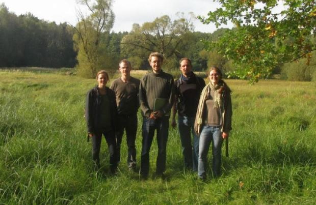 Die Projektgruppe auf den Drehnitzwiesen - vlnr: Margareta Lemke, Julian Jaschke, David Sumser, Sebastian Schmidt, Susanne Korff (Foto: Projektgruppe Drehnitzwiesen HNE)