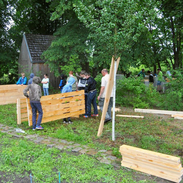 Voller Eifer haben die Schüler an 2 Projekttagen 4 Komposthochbeete für den Schaugarten des BARNIM PANORAMA gefertigt. (Foto: Andrea Brodersen)