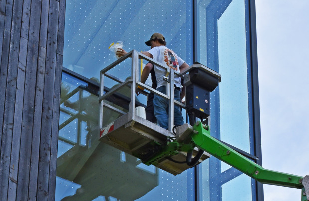 Mitarbeiter der Firma Stadt + Land Werbung Wandlitz beim applizieren der Folie (Foto: Gemeinde Wandlitz Lutz Hennig)