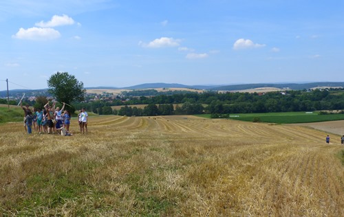 Uuiiihh, ist das groß! Dieses Feld entspricht in der Größe dem Flächenverbrauch eines durchschnittlichen Deutschen. Fußabdruck in Deutschland