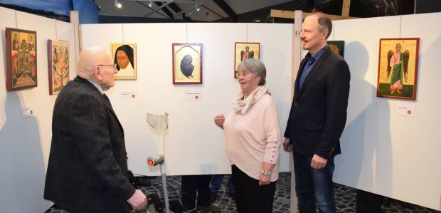 Edgar Müller und Ursula Rahm erläutern ihr Handwerk Klaus Spitzl, dem Geschäftsführer des Naturparks Bayerische Rhön