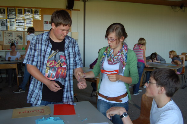 Schüler agieren beim Planspiel "Schuhgröße XXL"