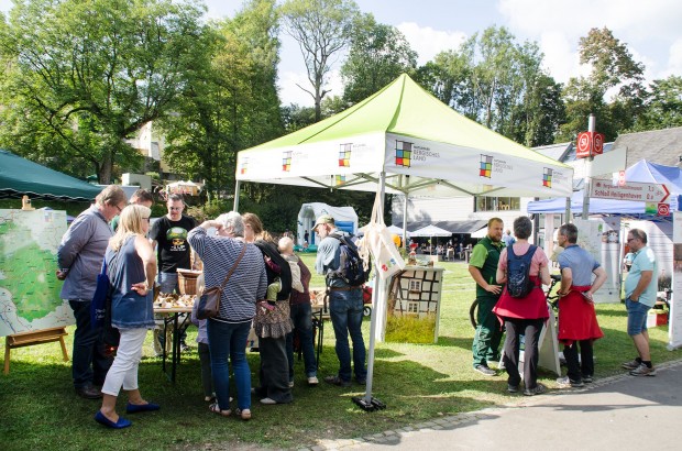 Andreas Kurze im Gespräch beim Naturpark Zelt (Bild: Vera Marzinski)