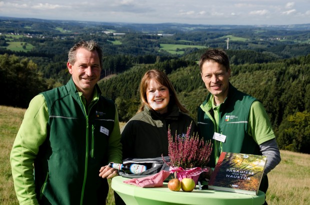 Wastl Roth-Seefrid mit Laura Offergeld vom Ferienland Reichshof und Ulf Zimmermann (Bild: Vera Marzinski)