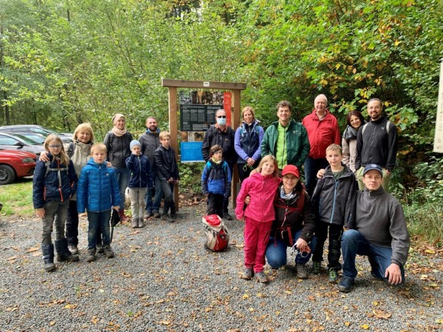Wandergruppe mit Bürgermeister und Wanderführer Dr. Gero Karthaus an der Aggertalhöhle (Foto: Jens Eichner, Naturpark Bergisches Land)
