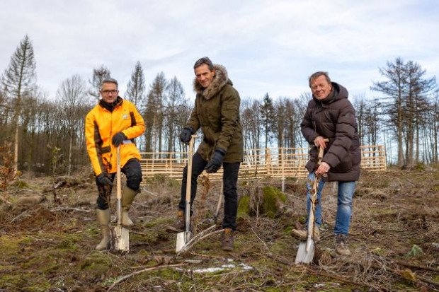 Personen v.l.n.r.: Markus Wolff, Vorstand Waldgenossenschaft, Dr.-Ing. Norbert Schiedeck, CEO Vaillant Group, Burkhard Mast-Weisz, Oberbürgermeister der Stadt Remscheid