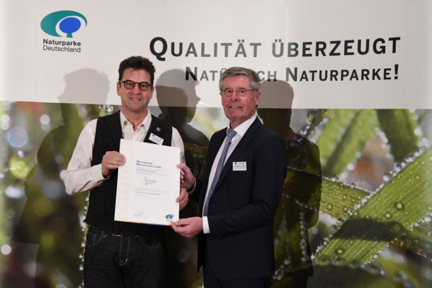 Friedel Heuwinkel, Präsident VDN (rechts) überreicht Jens Eichner, Geschäftsführer Naturpark Bergisches Land (links) die Qualitäts-Naturpark Urkunde. © VDN, P. Appelhans