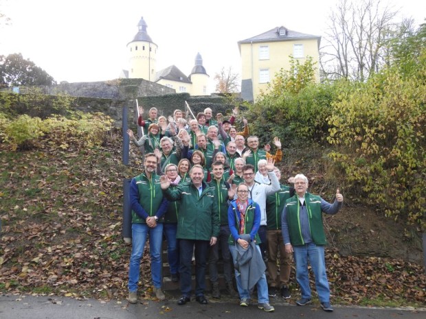 Die Naturparkführenden mit Zweckverbandsvorsteher Jochen Hagt (Bild: Naturpark Bergisches Land)