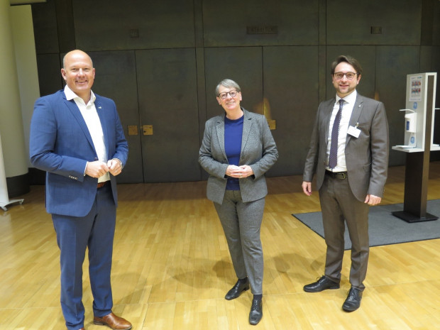 Landrat Frank Rock, Bundesumweltministerin a. D. Barbara Hendricks und Geschäftsführer Naturpark Nordeifel e.V. Dominik Hosters vor dem Plenarsaal des Landtags in Düsseldorf (von links nach rechts) Quelle: Koordinierungsstelle Naturparke NRW