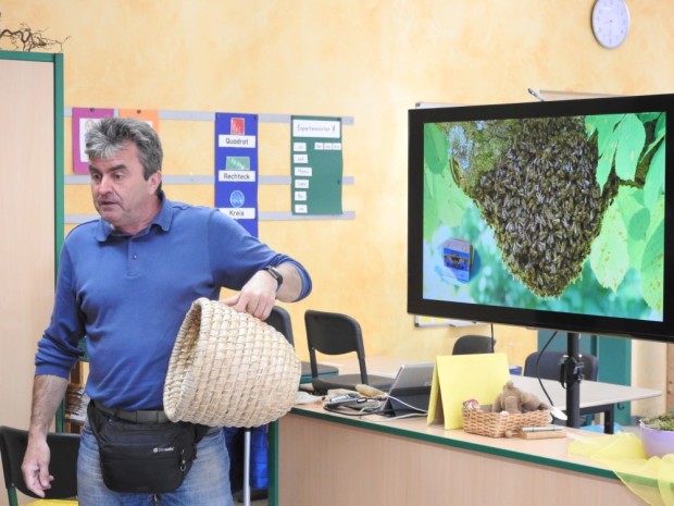 Herr Trenz mit einem Bienenkorb (Foto: Inga Dohmann)