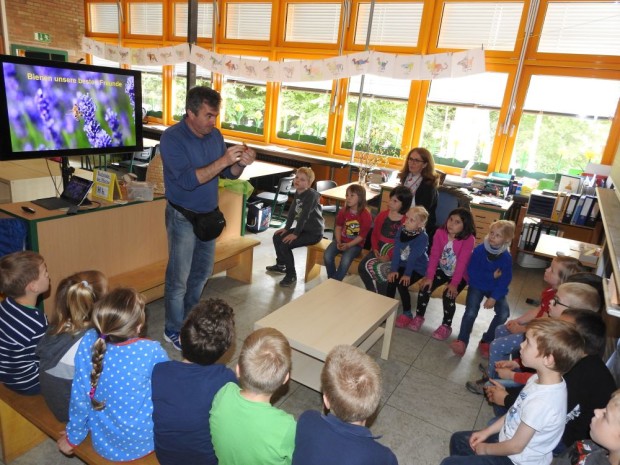 Gebannt hört die Klasse Herrn Trenz zu (Bild: Naturpark Bergisches Land)