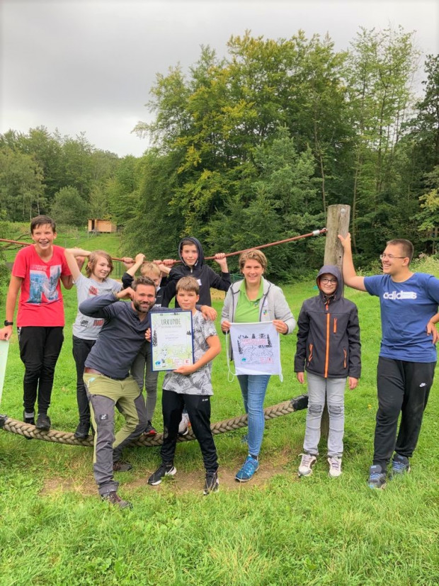 Zum Abschluss des Naturaktionstags gab es eine Urkunde für die Klasse 8 von Benni Stapf und Inga Dohmann (Bild: Naturpark Bergisches Land)