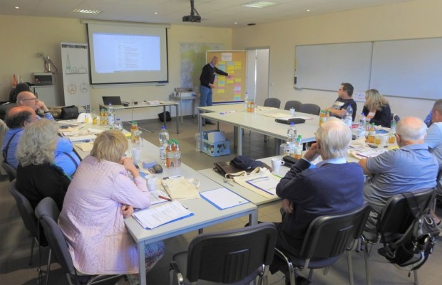 Die Teilnehmer der Zukunftswerkstatt Dorf lauschen den Ausführungen von Moderator Dr. Wetzlar. (Bild: Naturpark Bergisches Land)