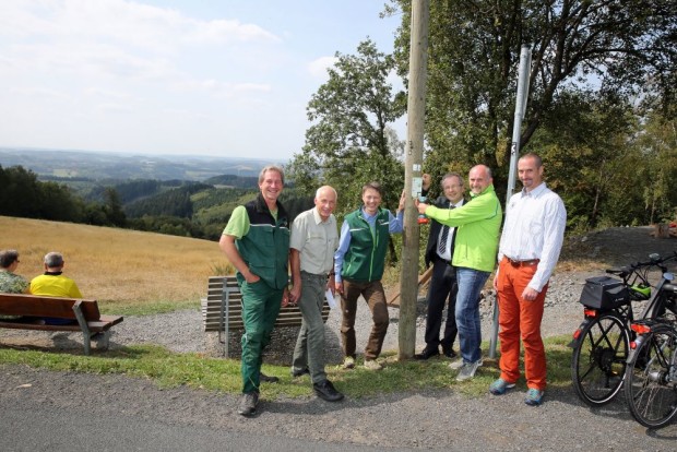 v.l.: Wegemanager Wastl Roth-Seefrid (Naturpark Bergisches Land), Kay Boening (Landesbetrieb Wald und Holz), Ulf Zimmermann (Geschäftsführer Naturpark Bergisches Land), Bürgermeister Rüdiger Gennies, Christian Schmidt, (Geschäftsführer SGV) und Wegemanager Felix Knopp (Naturregion Sieg) (Foto: OBK)