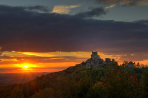 Klicken Sie auf das Bild des Tages im Fotoportal: Burgruine vor untergehender Sonne – © VDNNorbert Schreiber - Nördlicher Oberpfälzer Wald