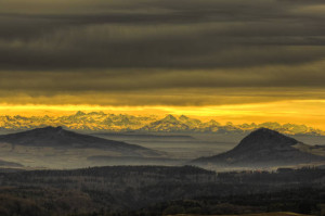 Klicken Sie auf das Bild des Tages im Fotoportal: Hegau und Berner Alpen – © VDNStanislaus Plewinski - Obere Donau