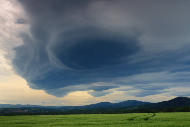 Klicken Sie auf das Bild des Tages im Fotoportal: Lenticularis – © VDNAnnett Paul - Zittauer Gebirge