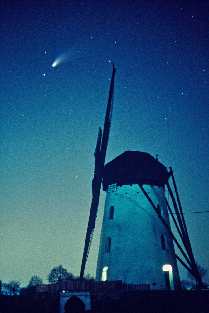 Stammenmühle Hinsbeck mit Komet Hale-Bopp-© VDNWerner Buschfeld- Schwalm-Nette