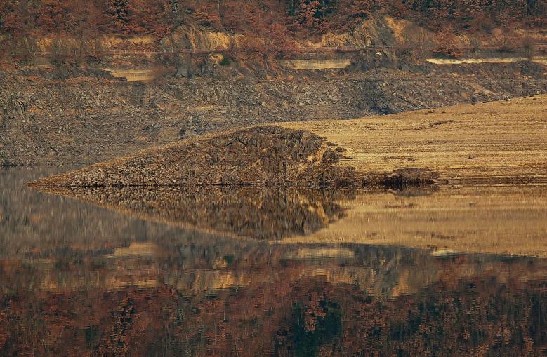 abstrakte Spiegelung – © VDNbaude - Deutsch-Belgischer Naturpark Hohes Venn - Eifel