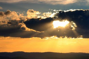 Klicken Sie auf das Bild des Tages im Fotoportal: es werde Licht – © VDNJörg Willems - Rothaargebirge