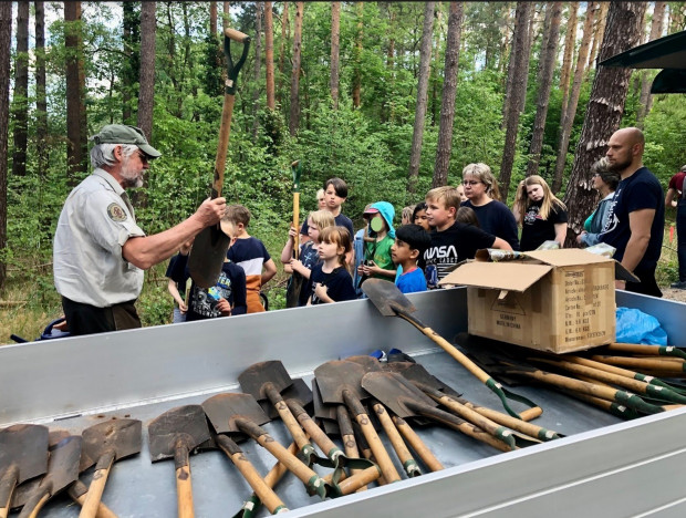 Naturwacht-Leiter Thomas Mertke beim Verteilen der Spaten  (© Teresa Zeuner)