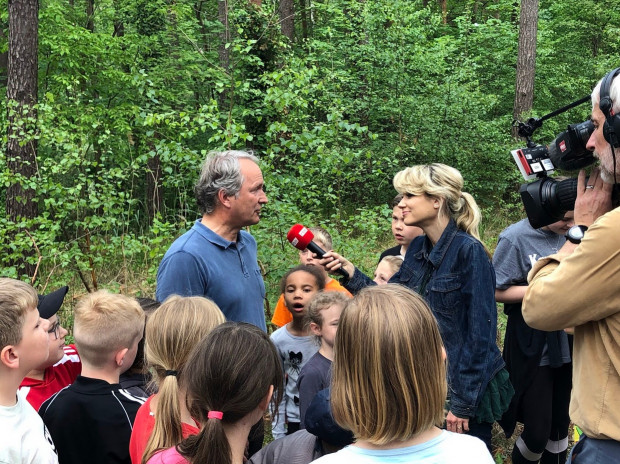 Naturparkleiter Carsten Preuß im Interview mit RBB Wetterreporterin   (© Teresa Zeuner)