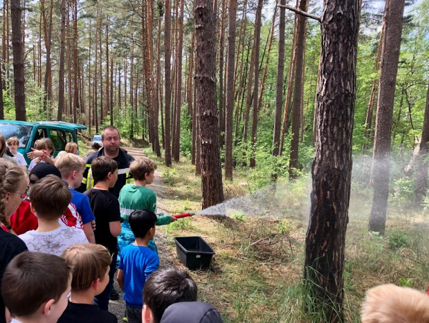 Freiwillige Feuerwehr Halbe beim Gießen der jungen Bäumchen (© Teresa Zeuner)