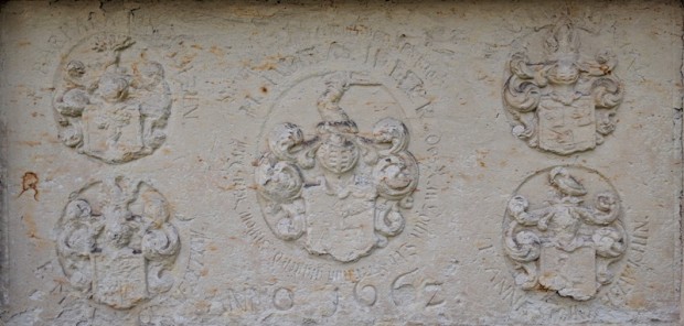 Sandstein-grabplatte an der Denkmalgeschützten Kirche von Gräbendorf (H. Sonnenberg)