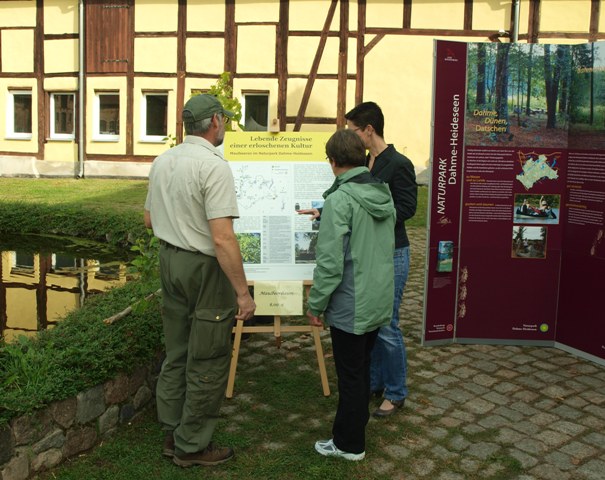 Am Infostand der Naturwacht (Foto: G. Heyne)