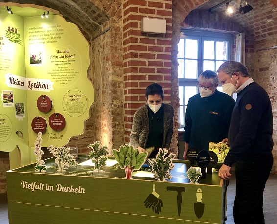 Franziska Kowalsky vom BIZ der Burg Storkow führt am Eröffnungstag durch die Ausstellung (© Teresa Zeuner)