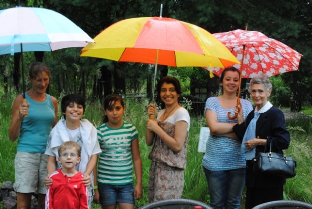 Ob Sonne pur oder Regen satt: Frohe Stimmung beim Sommerfest im Biogarten (Foto: Sonnenberg)