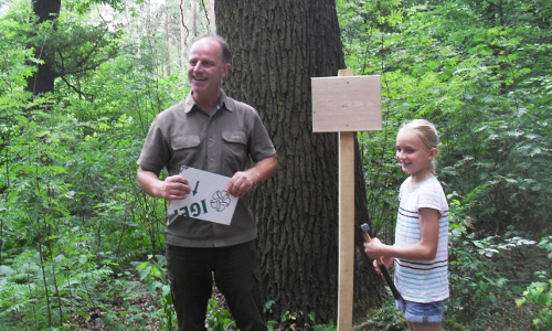 Vorsitzender des Vereins Dübener Heide Axel Mitzka zeichnet Greta Stowasser zur Baumpatin aus (C) Wulf Littke