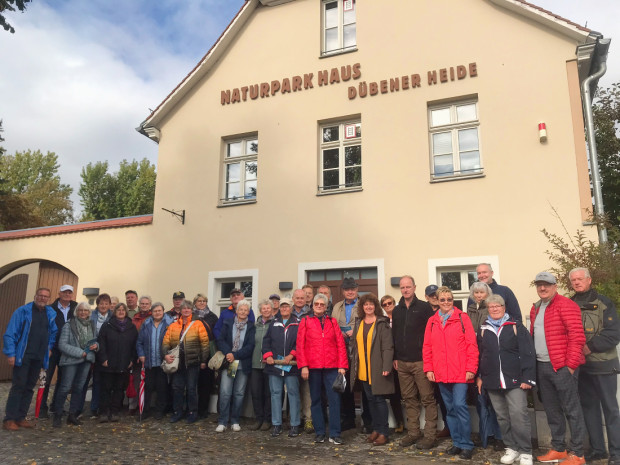 Die Teilnehmer:innen der Bürgermeisterrundfahrt 2022 posieren vor dem NaturparkHaus in Bad Düben (C) Naturpark Dübener Heide