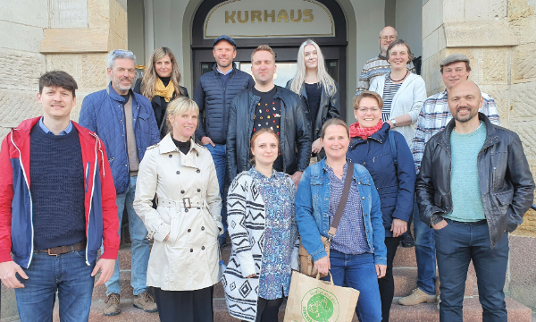 Die internationalen ProjektmitarbeiterInnen vor dem Kurhaus in Bad Schmiedeberg (C) Regionalmanagement Dübener Heide